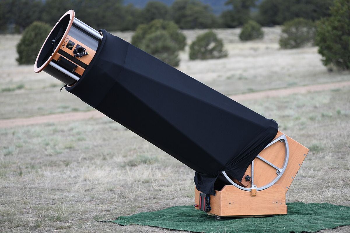 Miniatura: Telescópio Dobson de grande abertura com tubo em treliça coberto por um tecido escuro