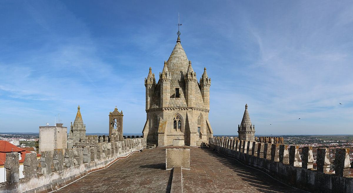 Coruchéus da Sé de Évora vistos do terraço da catedral