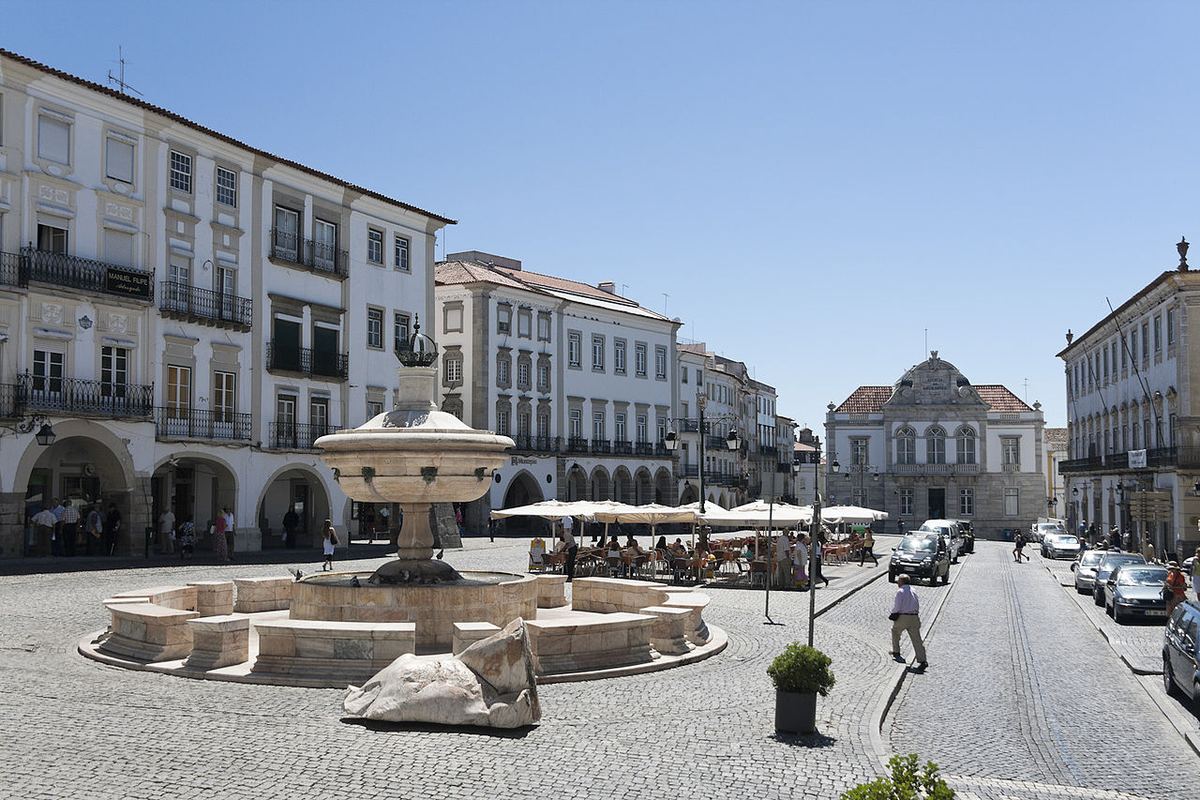 Praça do Giraldo em Évora com a fonte e as arcadas