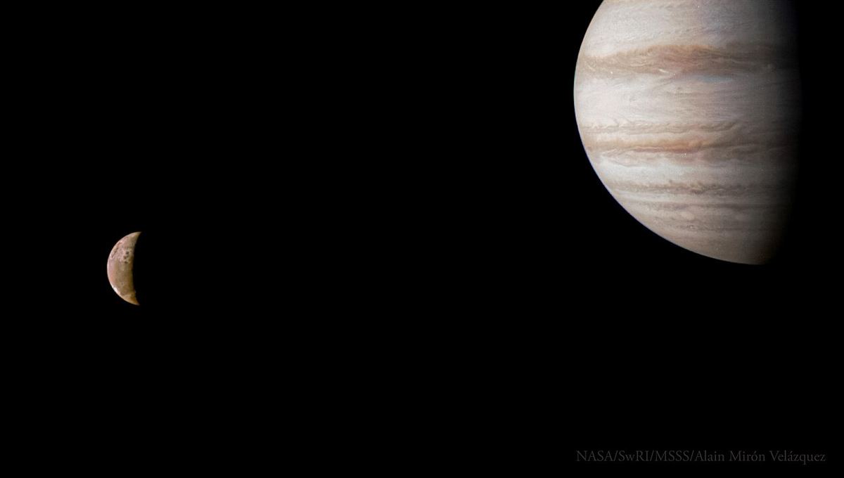 Miniatura: Júpiter com as suas bandas de nuvens e a lua Io em primeiro plano, imagem da sonda Juno