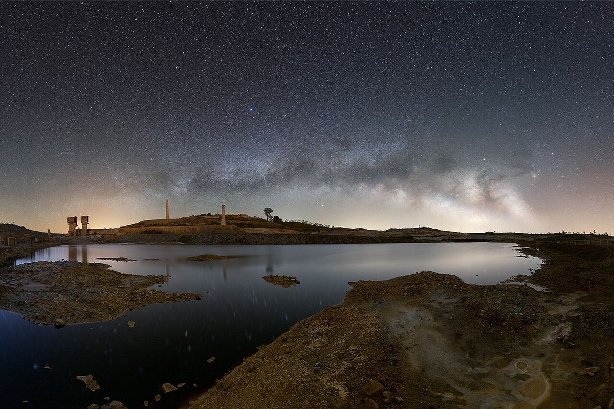 Via Láctea sobre uma lagoa e ruínas industriais na Mina de São Domingos, no Alentejo