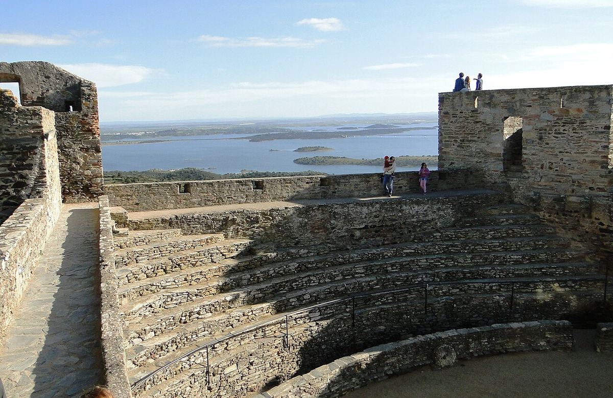 Miniatura: Muralhas do castelo de Monsaraz com vista para a albufeira do Alqueva