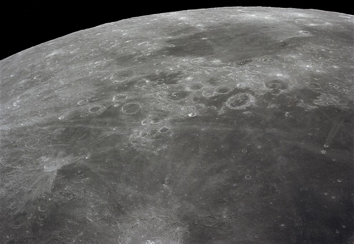 Superfície lunar coberta de crateras fotografada em grande pormenor