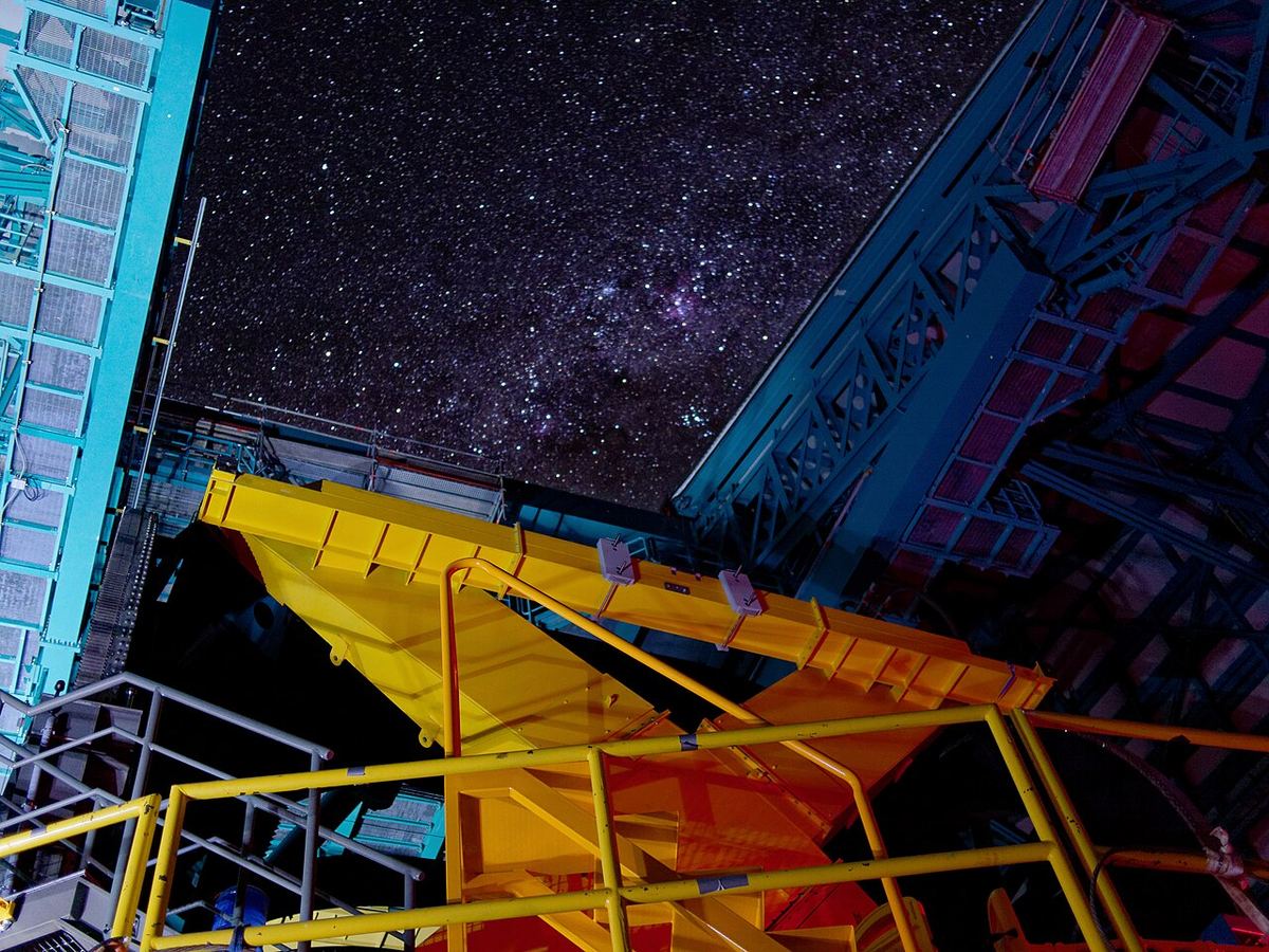 Miniatura: Céu estrelado visto através da abertura de uma cúpula de observatório