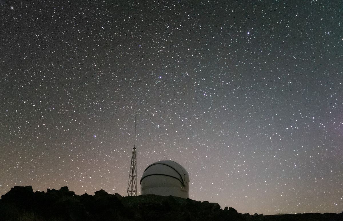 Miniatura: Cúpula de observatório sob um céu estrelado numa montanha