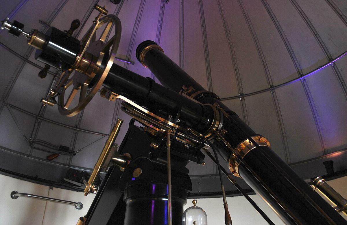 Refrator histórico montado numa cúpula de observatório