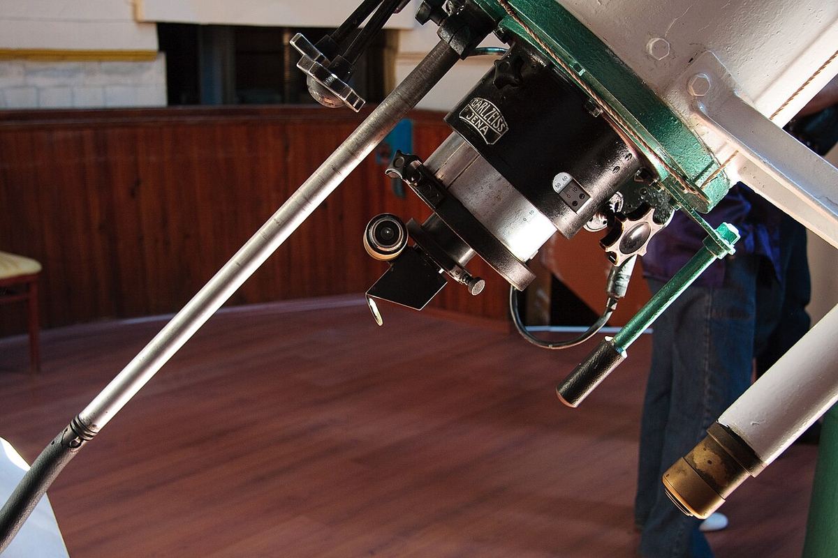 Miniatura: Refrator clássico montado numa coluna dentro de um observatório
