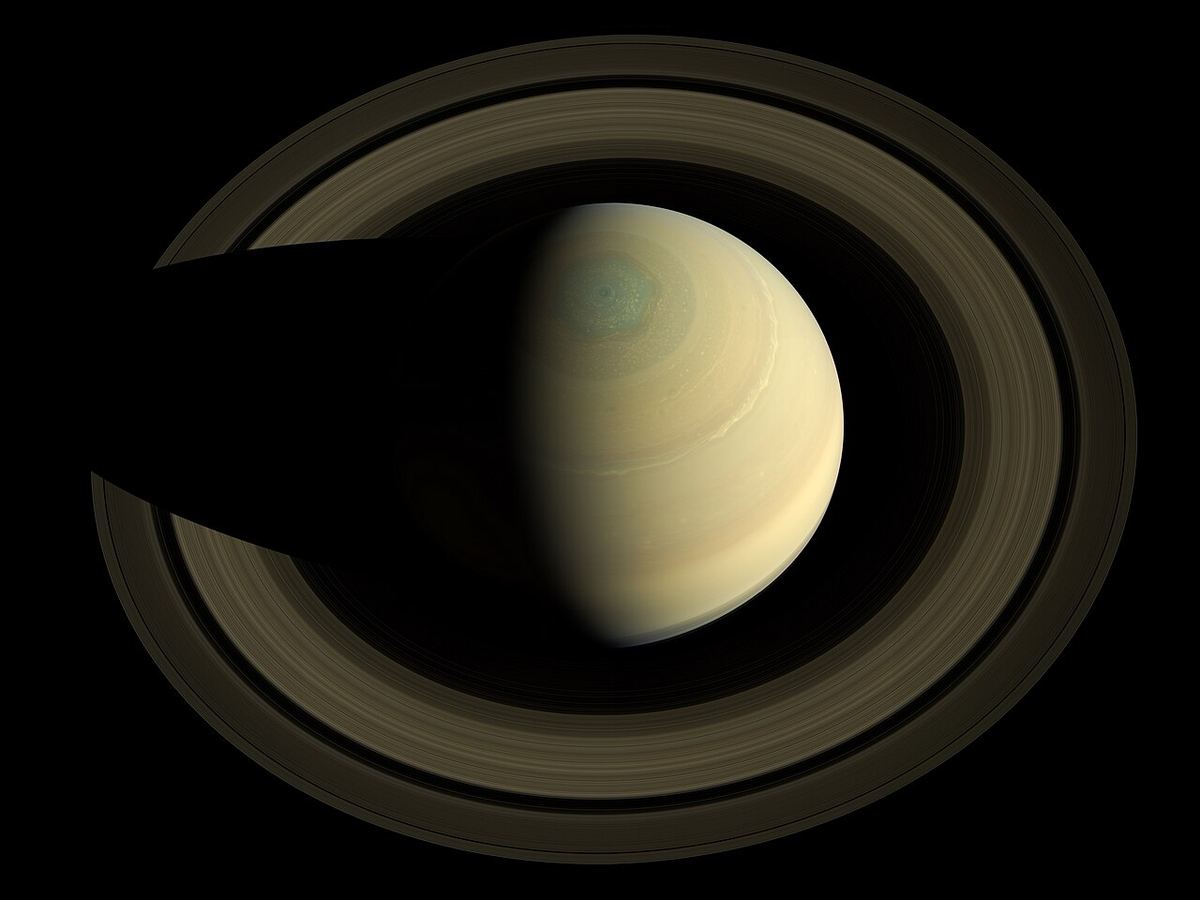 Miniatura: Saturno visto de cima com os anéis completos, imagem da sonda Cassini