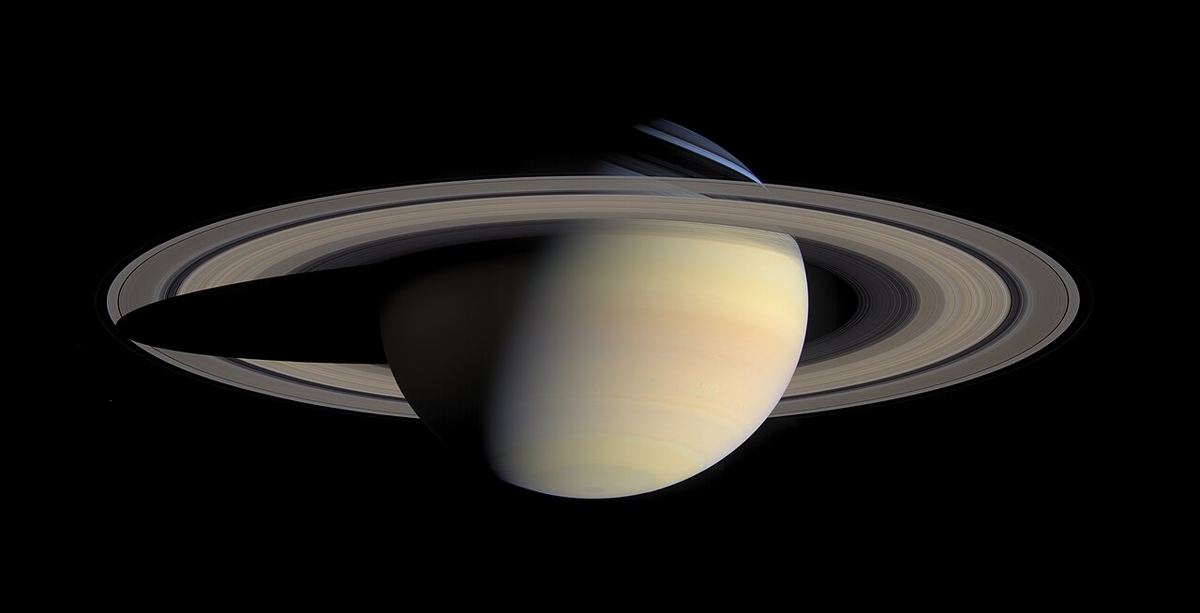 Saturno e os seus anéis fotografados pela sonda Cassini