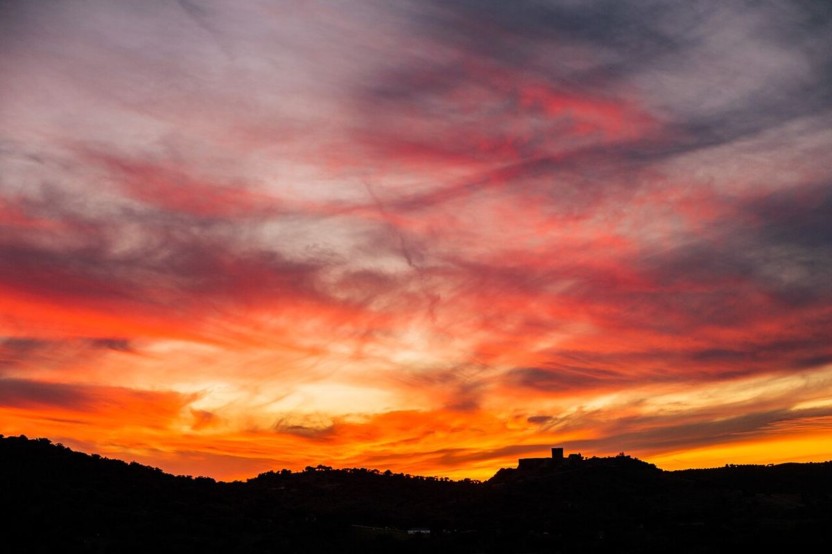 Pôr do Sol alaranjado sobre a planície alentejana