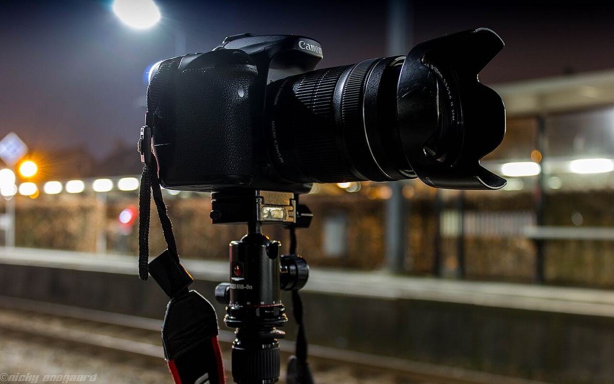 Câmara fotográfica montada num tripé durante uma sessão de fotografia noturna